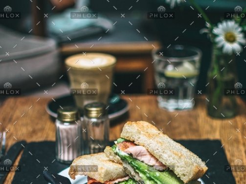 demo-attachment-541-calum-lewis-387585-unsplash